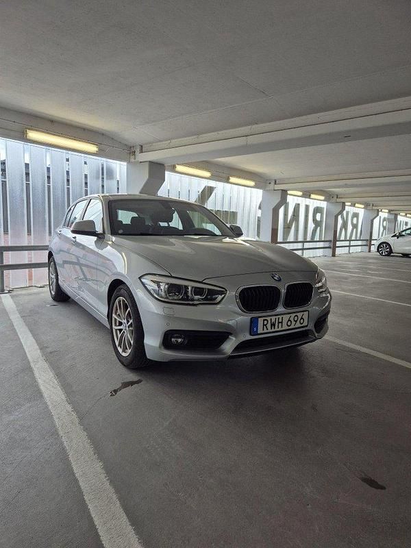 Silver Begagnad 2017 BMW 118 Advantage Halvkombi | 179 000 kr (Bra pris) - Bild 1/4