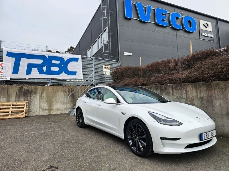 Vit Begagnad 2019 Tesla Model 3 Long Range Sedan | 319 500 kr (Dyr) - Bild 1/4