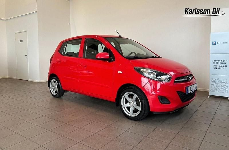 Röd Begagnad 2011 Hyundai i10 Premium Halvkombi | 39 900 kr (Marknadspris) - Bild 1/4