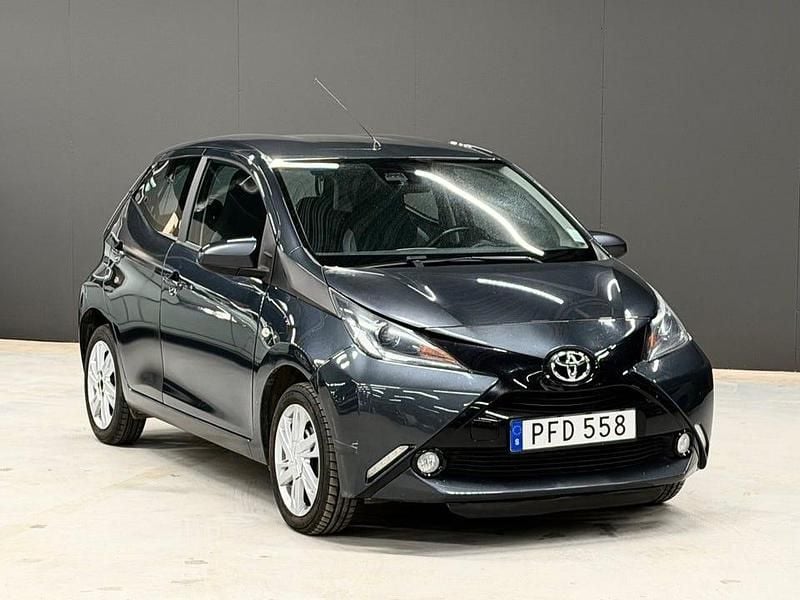 Begagnad Toyota Aygo X-play 69 HK (50 kW) 2017 Grå Halvkombi