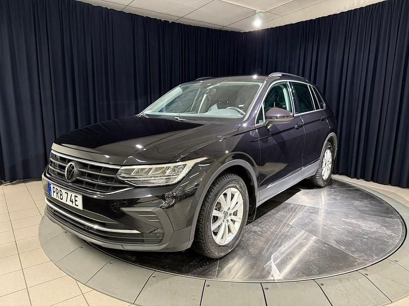 Svart metallic Begagnad 2022 VW Tiguan SUV | 304 900 kr (Bra pris) - Bild 1/4