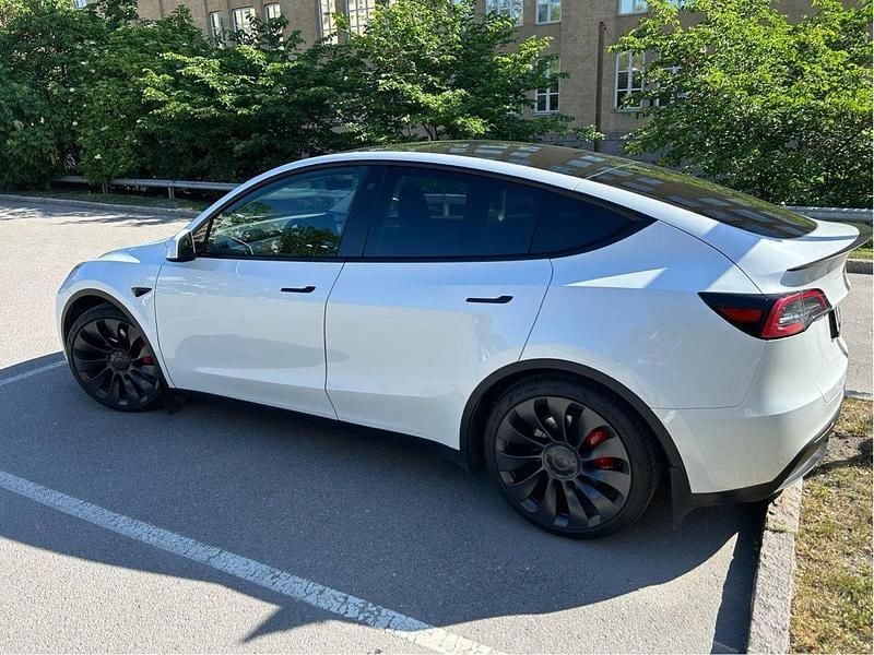 Vit Begagnad 2023 Tesla Model Y Performance SUV | 439 000 kr - Bild 1/3