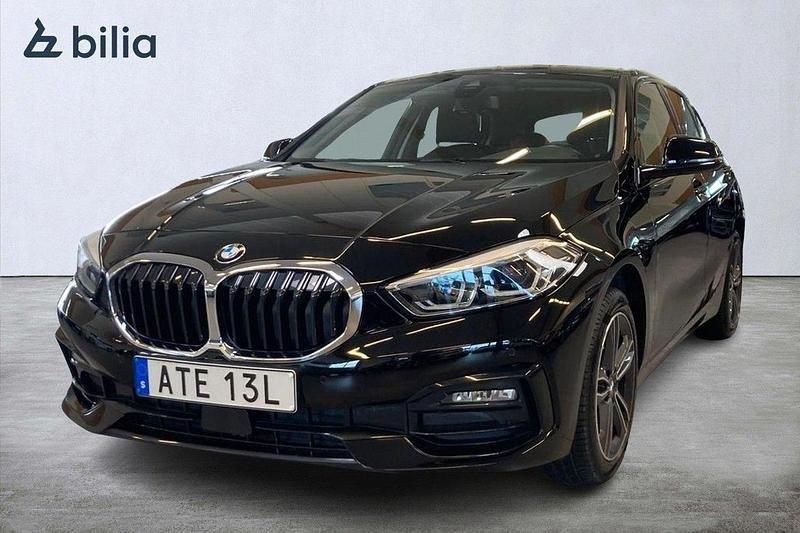 Svart Begagnad 2022 BMW 118 Sport Line Halvkombi | 259 000 kr (Marknadspris) - Bild 1/4