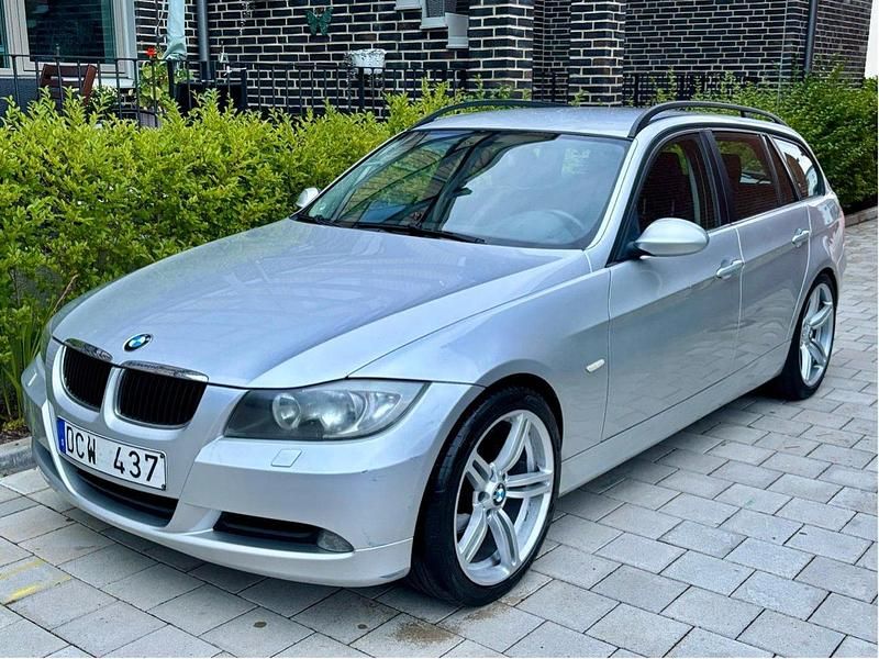 Grå Begagnad 2007 BMW 318 Advantage Kombi | 33 000 kr (Marknadspris) - Bild 1/4