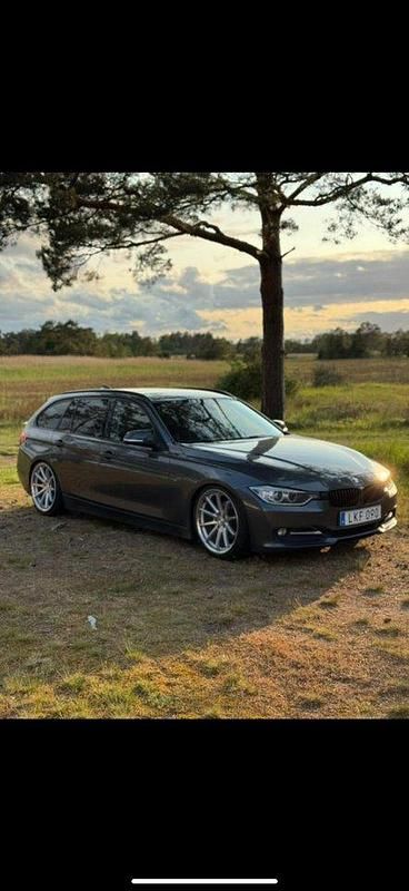 Grå Begagnad 2015 BMW 320 Sport Line Kombi | 135 000 kr (Marknadspris) - Bild 1/4