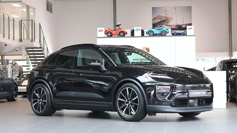 Svart Ny 2025 Porsche Macan 4 Electric SUV | 1 078 200 kr (Lite dyr) - Bild 1/4