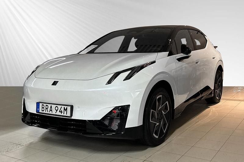 Vit Begagnad 2025 Lynk & Co 02 | 394 900 kr - Bild 1/4