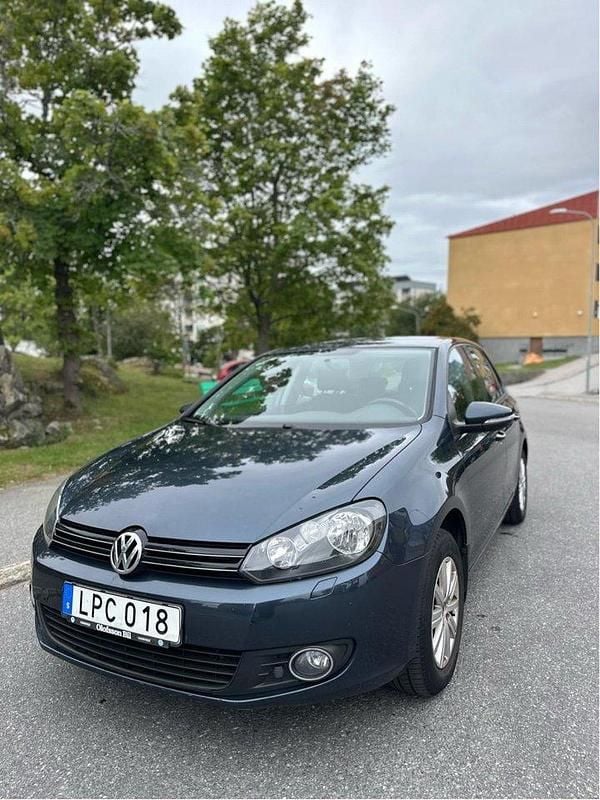 Grå Begagnad 2011 VW Golf VI Halvkombi | 52 000 kr (Bra pris) - Bild 1/4