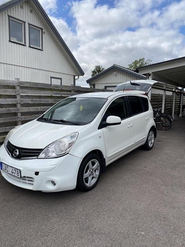 Vit Begagnad 2010 Nissan Note Minibuss | 23 900 kr - Bild 1/4