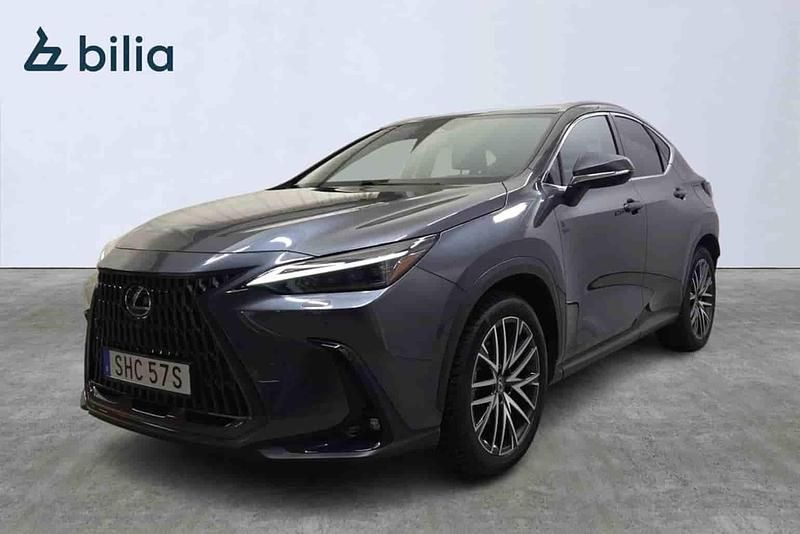 Grå Begagnad 2021 Lexus NX450h+ Executive Line SUV | 549 900 kr (Marknadspris) - Bild 1/1