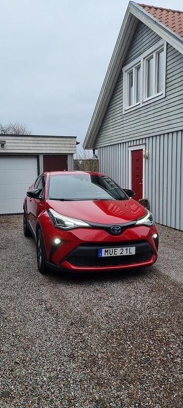 Begagnad Toyota C-HR 122 HK (89 kW) 2021 Supersonic red SUV