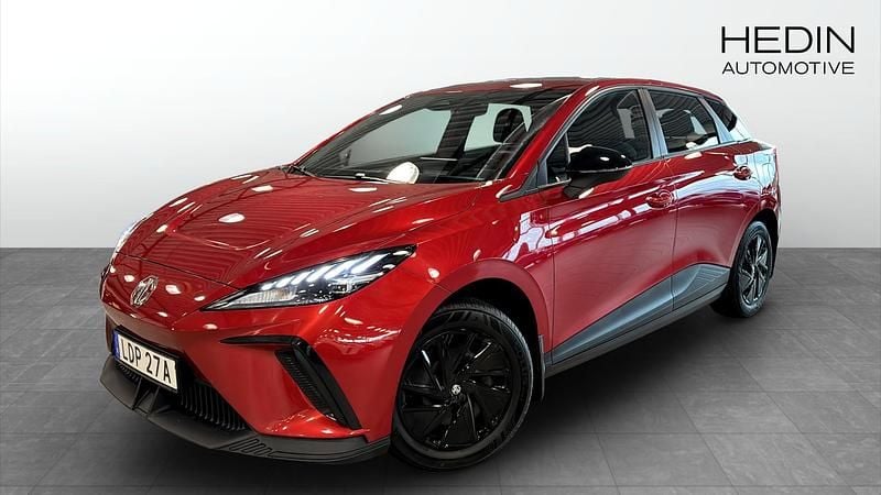 Röd (red) Begagnad 2023 MG MG4 EV Halvkombi | 259 900 kr (Marknadspris) - Bild 1/4