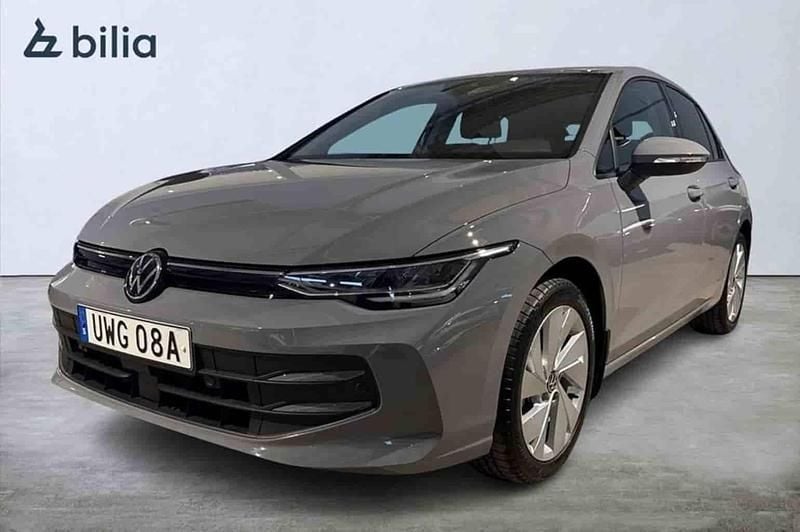 Grå Begagnad 2025 VW Golf VIII Halvkombi | 284 900 kr (Bra pris) - Bild 1/1