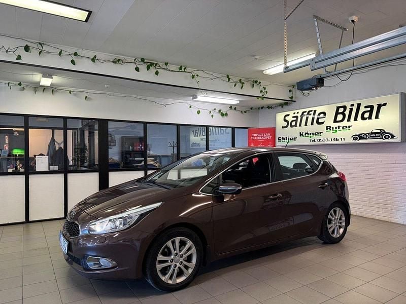 Brun Begagnad 2012 Kia Ceed Comfort Halvkombi | 59 900 kr (Marknadspris) - Bild 1/4