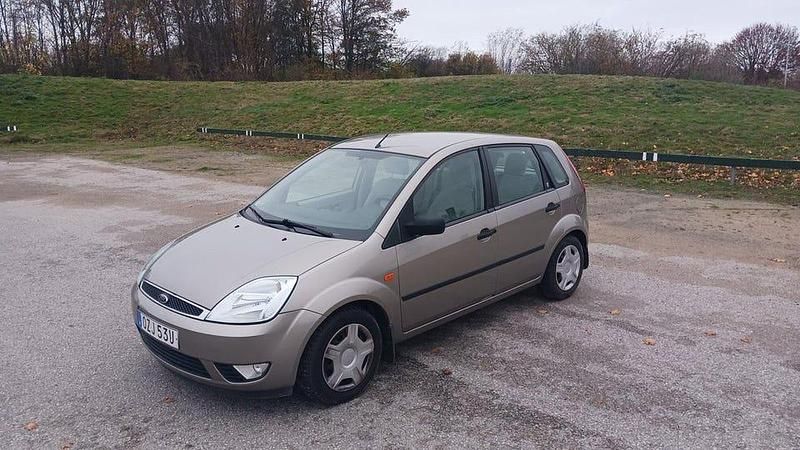 Brun Begagnad 2002 Ford Fiesta Halvkombi | 23 500 kr (Lite dyr) - Bild 1/4