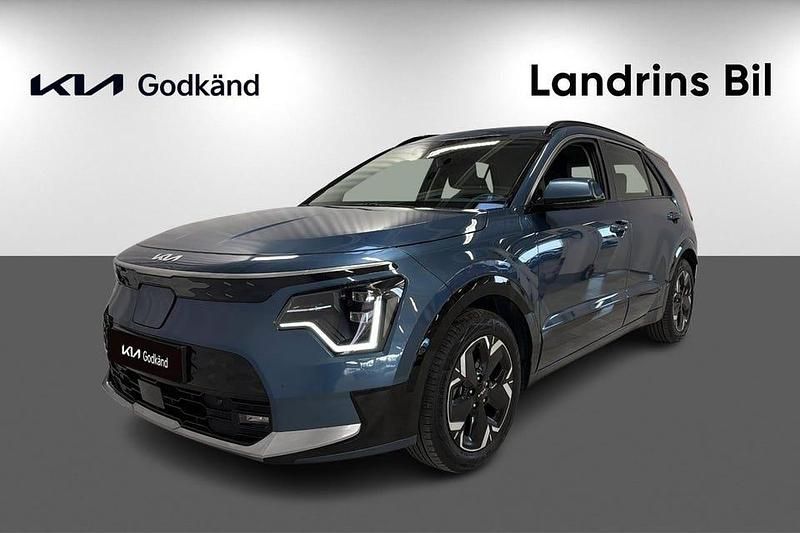 Blå (blå metallic) Begagnad 2023 Kia e-Niro SUV | 334 300 kr (Lite dyr) - Bild 1/4