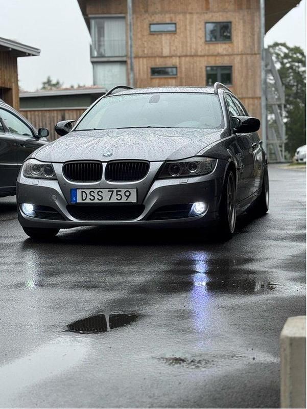 Grå Begagnad 2009 BMW 330 Kombi | 98 000 kr (Dyr) - Bild 1/4
