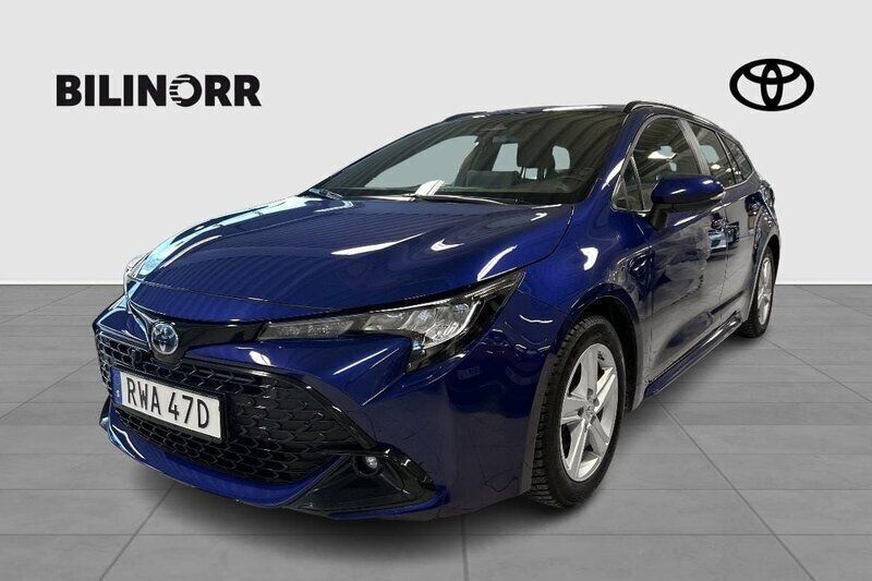 Mörkblå (blå) Begagnad 2023 Toyota Corolla Kombi | 284 900 kr (Marknadspris) - Bild 1/4