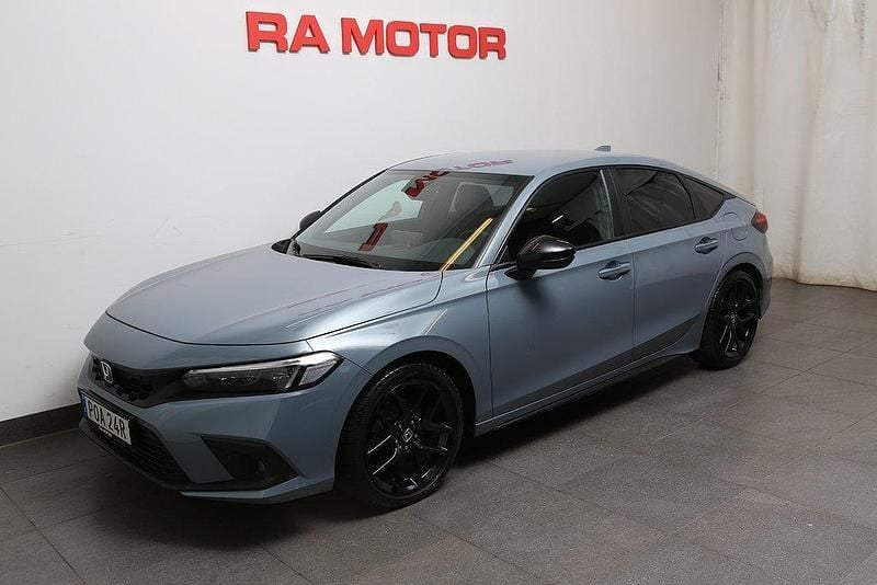 Mörkgrå Begagnad 2023 Honda Civic Sport Halvkombi | 339 900 kr (Marknadspris) - Bild 1/3