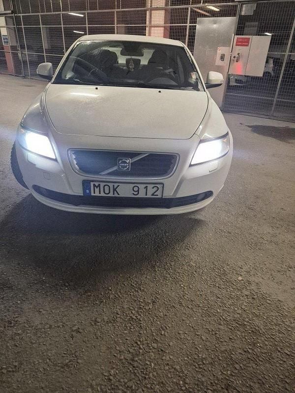 Vit Begagnad 2010 Volvo S40 Sedan | 56 000 kr (Marknadspris) - Bild 1/4