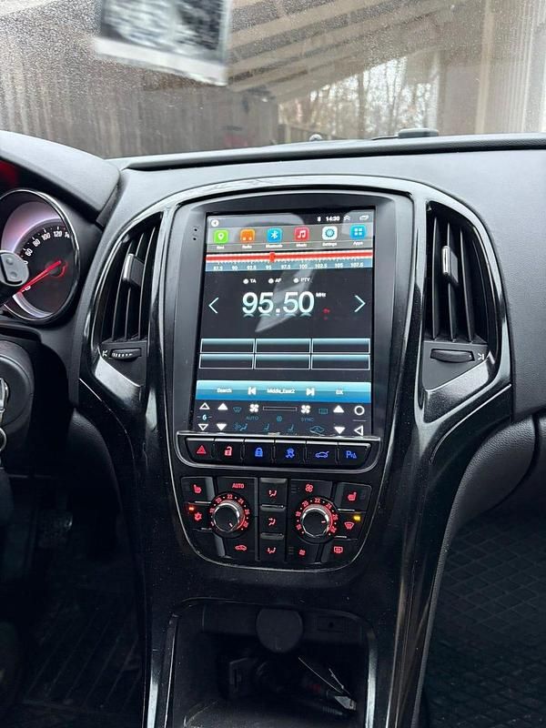 Begagnad Opel Astra 140 HK (102 kW) 2010 Halvkombi