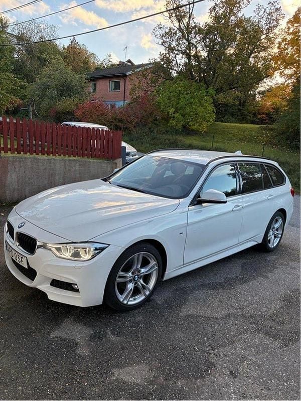 Vit Begagnad 2019 BMW 320 M Sport Kombi | 270 000 kr (Marknadspris) - Bild 1/4