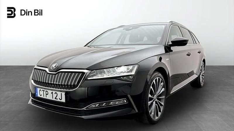 Black magic pärleffekt Begagnad 2023 Skoda Superb LAURIN & KLEMENT Kombi | 364 500 kr (Marknadspris) - Bild 1/4