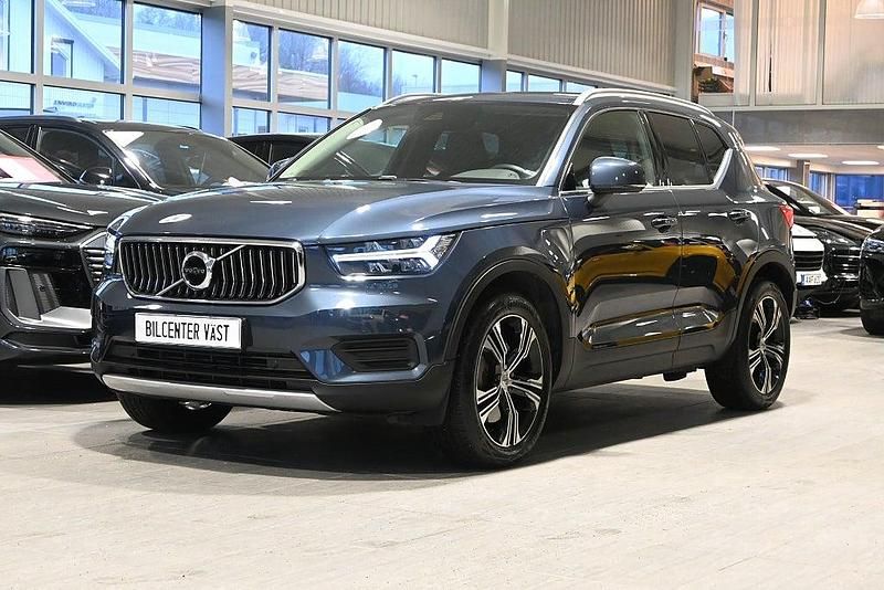 Mörkblå Begagnad 2021 Volvo XC40 Inscription SUV | 339 000 kr (Marknadspris) - Bild 1/4