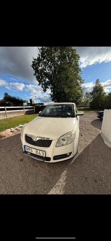 Vit Begagnad 2008 Skoda Fabia Ambiente Halvkombi | 17 000 kr (Marknadspris) - Bild 1/4