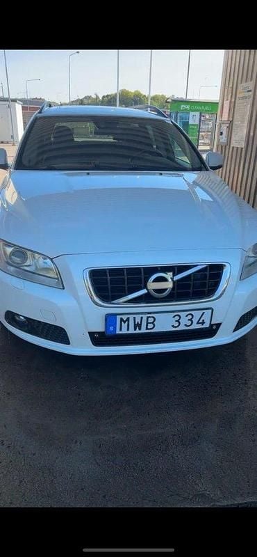 Vit Begagnad 2013 Volvo V70 Momentum Kombi | 85 000 kr (Bra pris) - Bild 1/3