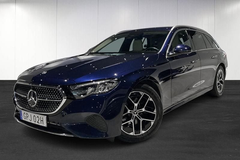 Mörkblå (blue) Begagnad 2024 Mercedes E200 Kombi | 549 900 kr - Bild 1/4