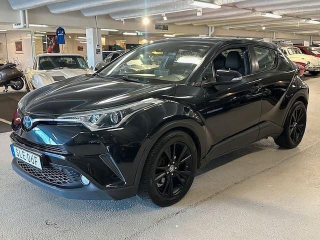 Svart Begagnad 2019 Toyota C-HR+ Active SUV | 159 900 kr (Marknadspris) - Bild 1/4