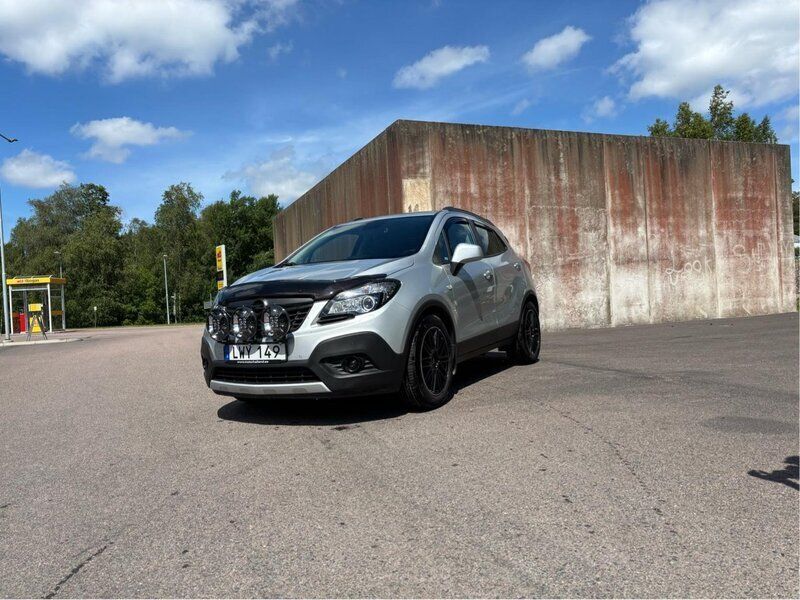 Grå Begagnad 2015 Opel Mokka SUV | 110 000 kr (Marknadspris) - Bild 1/4
