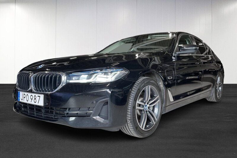Svart Begagnad 2021 BMW 530e Sedan | 329 000 kr (Marknadspris) - Bild 1/4