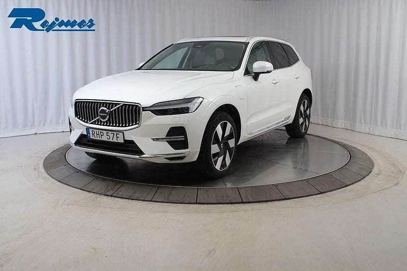 Vit (crystal white metallic) Begagnad 2024 Volvo XC60 Plus SUV | 527 900 kr (Bra pris) - Bild 1/4
