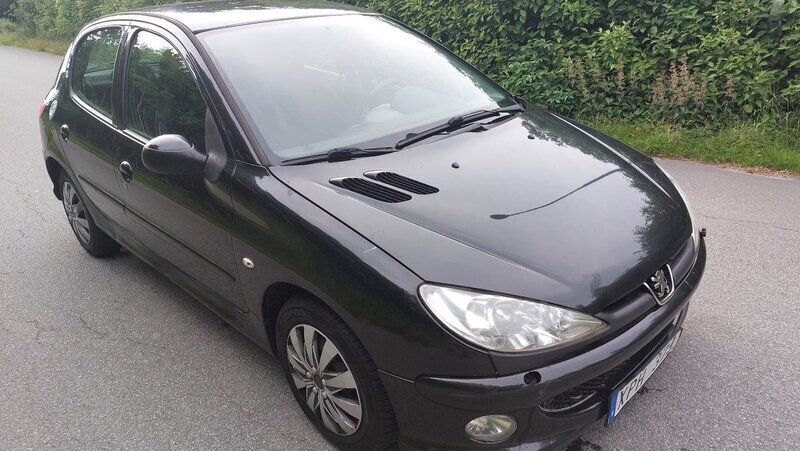 Svart Begagnad 2006 Peugeot 206 Halvkombi | 22 000 kr (Marknadspris) - Bild 1/4