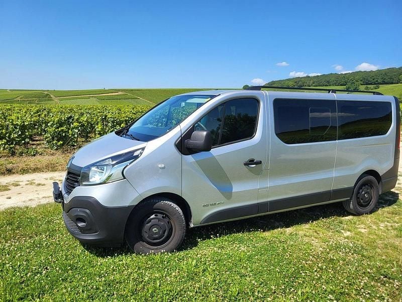 Silver Begagnad 2017 Renault Trafic Van | 175 000 kr (Marknadspris) - Bild 1/4