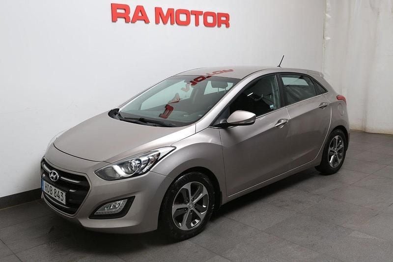 Ljusbrun Begagnad 2015 Hyundai i30 Comfort Halvkombi | 109 900 kr (Marknadspris) - Bild 1/3