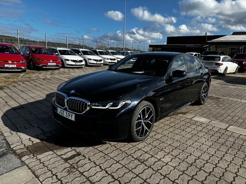 Svart Begagnad 2021 BMW 530e iPerformance Sedan | 474 875 kr (Dyr) - Bild 1/4
