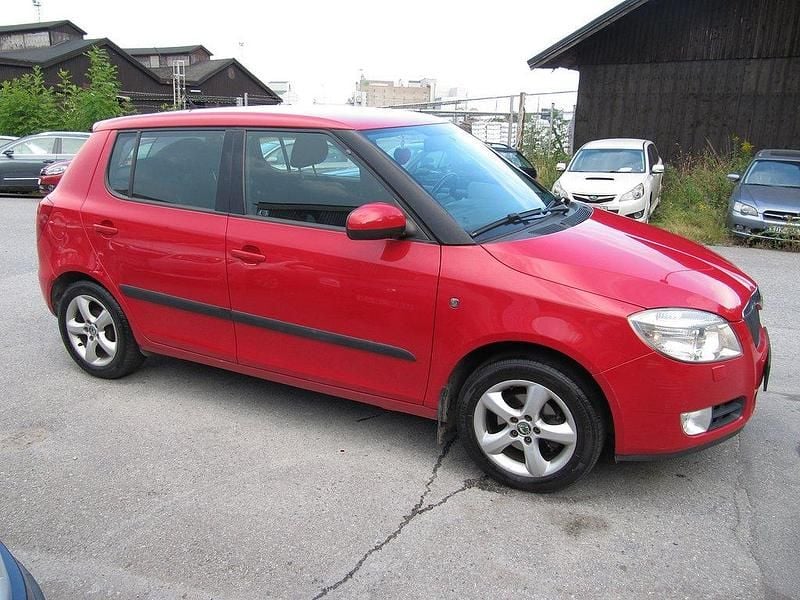 Ljusgrön Begagnad 2010 Skoda Fabia Ambiente Halvkombi | 27 500 kr (Bra pris) - Bild 1/4