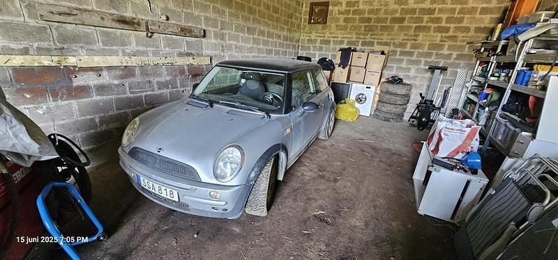 Grå Begagnad 2002 Mini Cooper Halvkombi | 18 000 kr (Superpris) - Bild 1/2