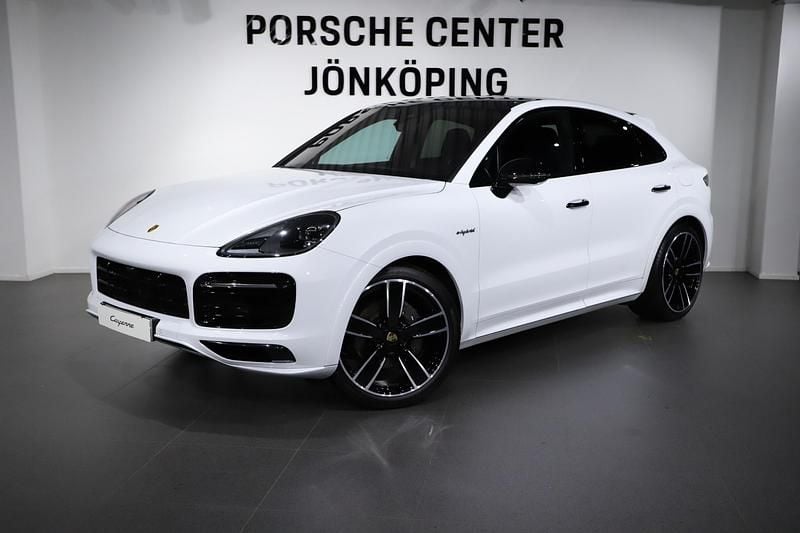 Vit (white) Begagnad 2022 Porsche Cayenne E-Hybrid Coupe Platinum Edition Sportkupé | 895 000 kr - Bild 1/4