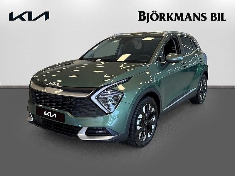 Experience green metallic Ny 2025 Kia Sportage Advance SUV | 444 475 kr (Marknadspris) - Bild 1/4