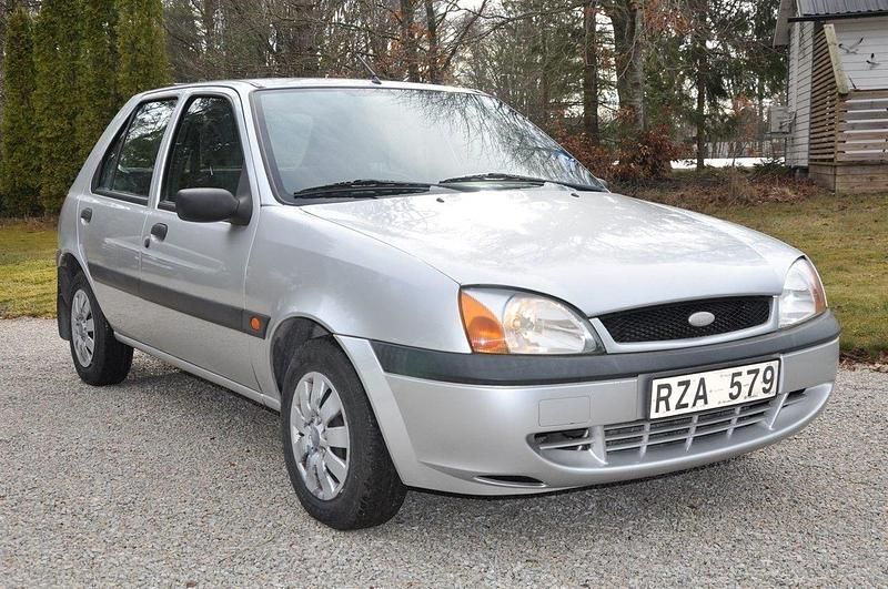 Ljusgrå Begagnad 2000 Ford Fiesta Halvkombi | 17 500 kr - Bild 1/4