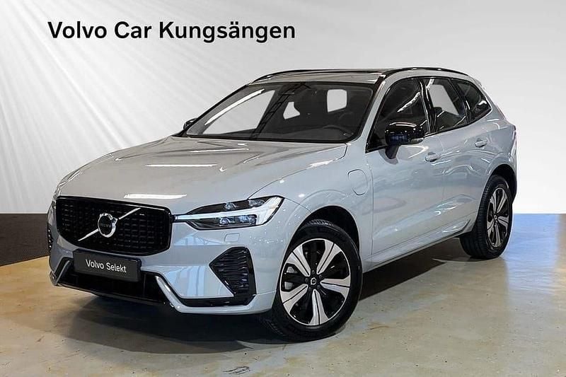 Grå Begagnad 2025 Volvo XC60 Plus SUV | 534 900 kr (Marknadspris) - Bild 1/3