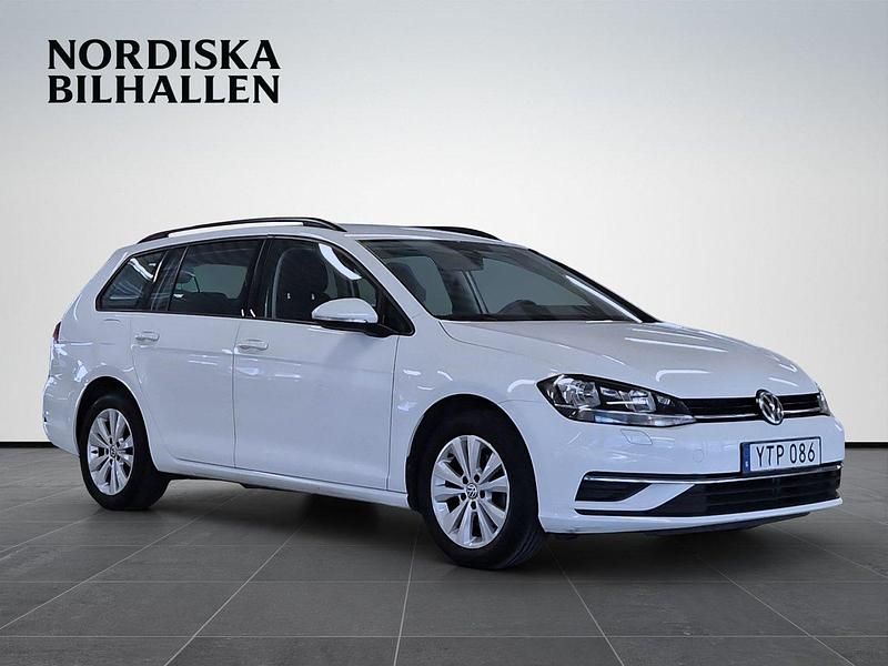 Vit Begagnad 2018 VW Golf VII Kombi | 179 795 kr (Marknadspris) - Bild 1/4