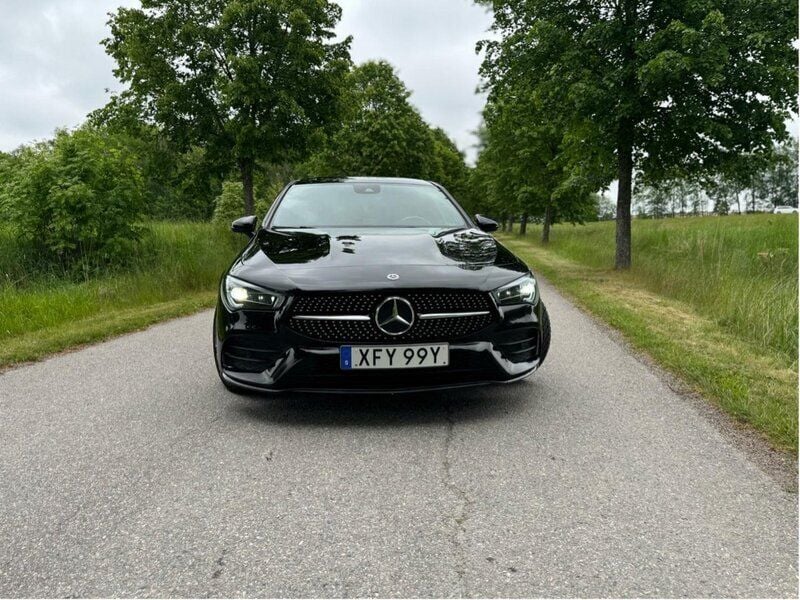 Svart Begagnad 2022 Mercedes CLA200 AMG Sportkupé | 350 000 kr (Lite dyr) - Bild 1/4