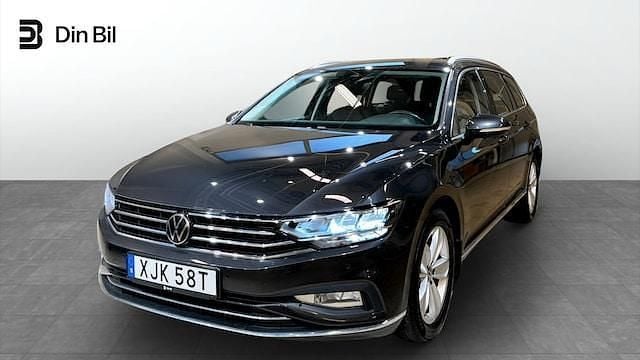 Mörkgrå Begagnad 2023 VW Passat Elegance Kombi | 369 900 kr (Marknadspris) - Bild 1/4