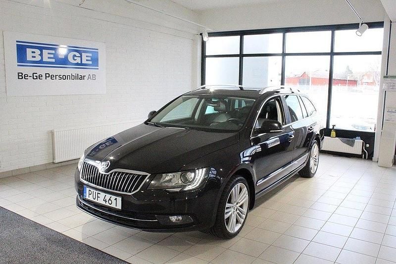 Svart Begagnad 2014 Skoda Superb Kombi | 147 000 kr (Marknadspris) - Bild 1/4