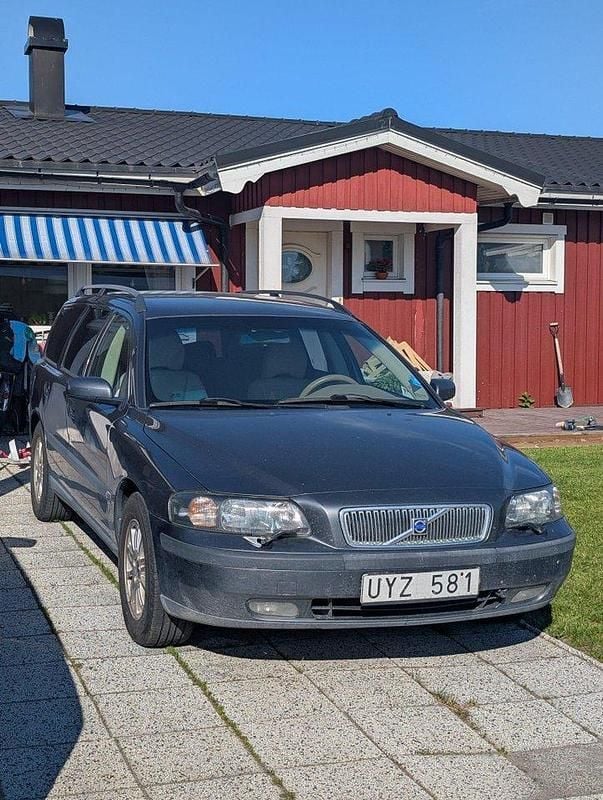 Grå Begagnad 2004 Volvo V70 Kombi | 10 000 kr (Superpris) - Bild 1/4